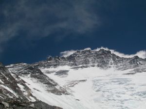 Sdsattel (links) und Lhotse von C2 aus